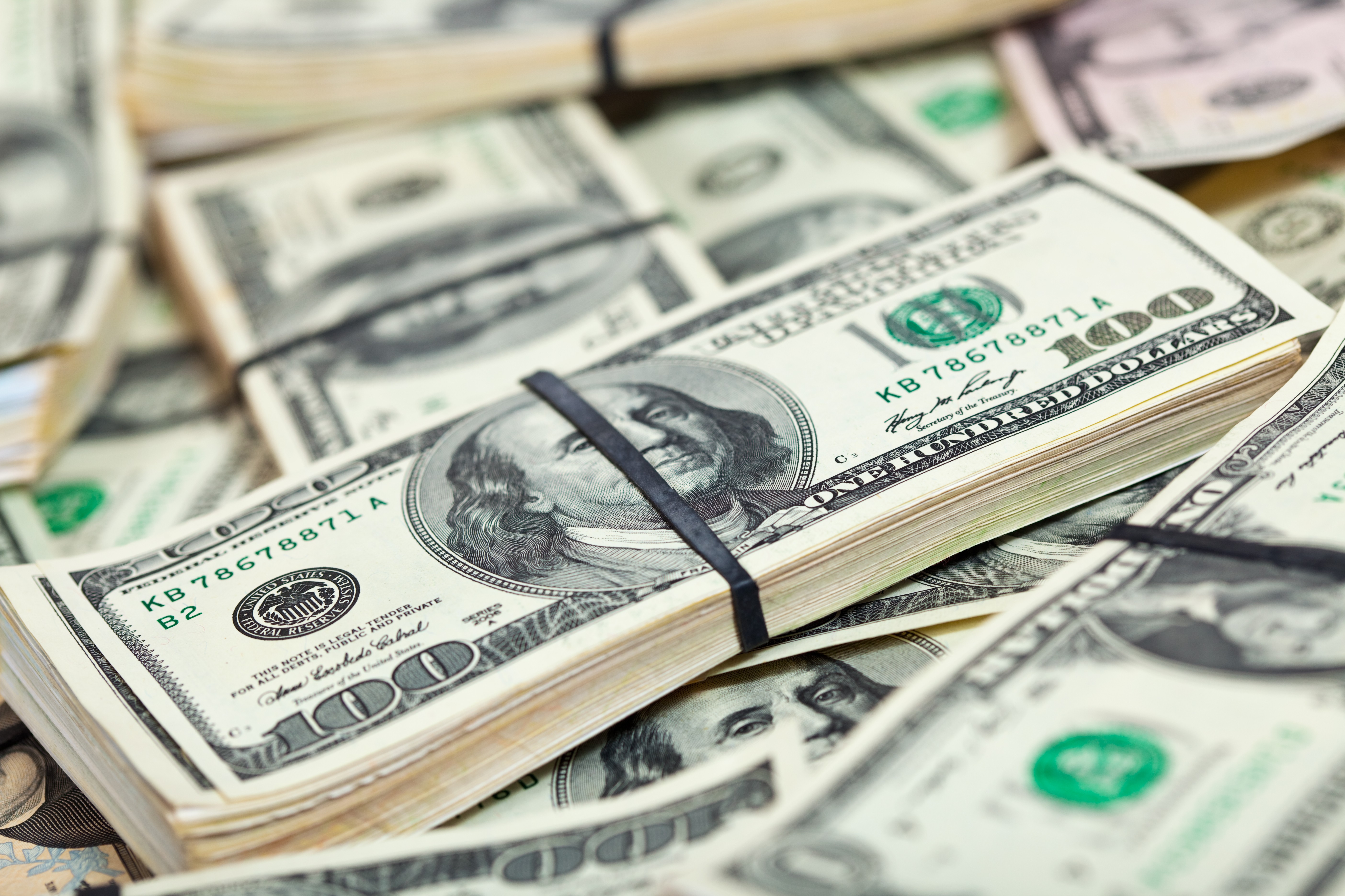Dólar opera em leve alta com atenção aos juros dos EUA e indicadores do Brasil