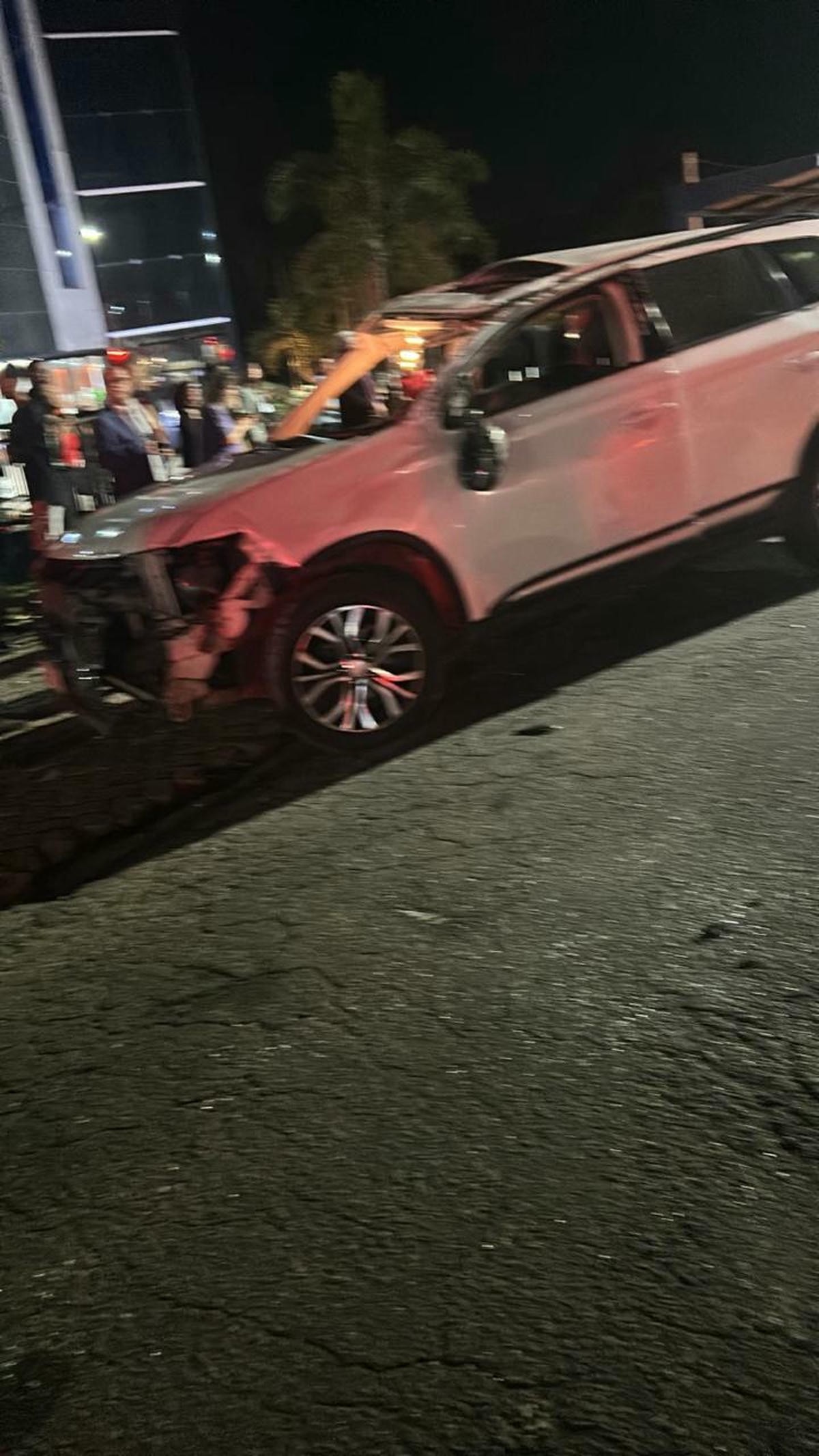 Carro capota e duas jovens são arremessadas para fora em Resende