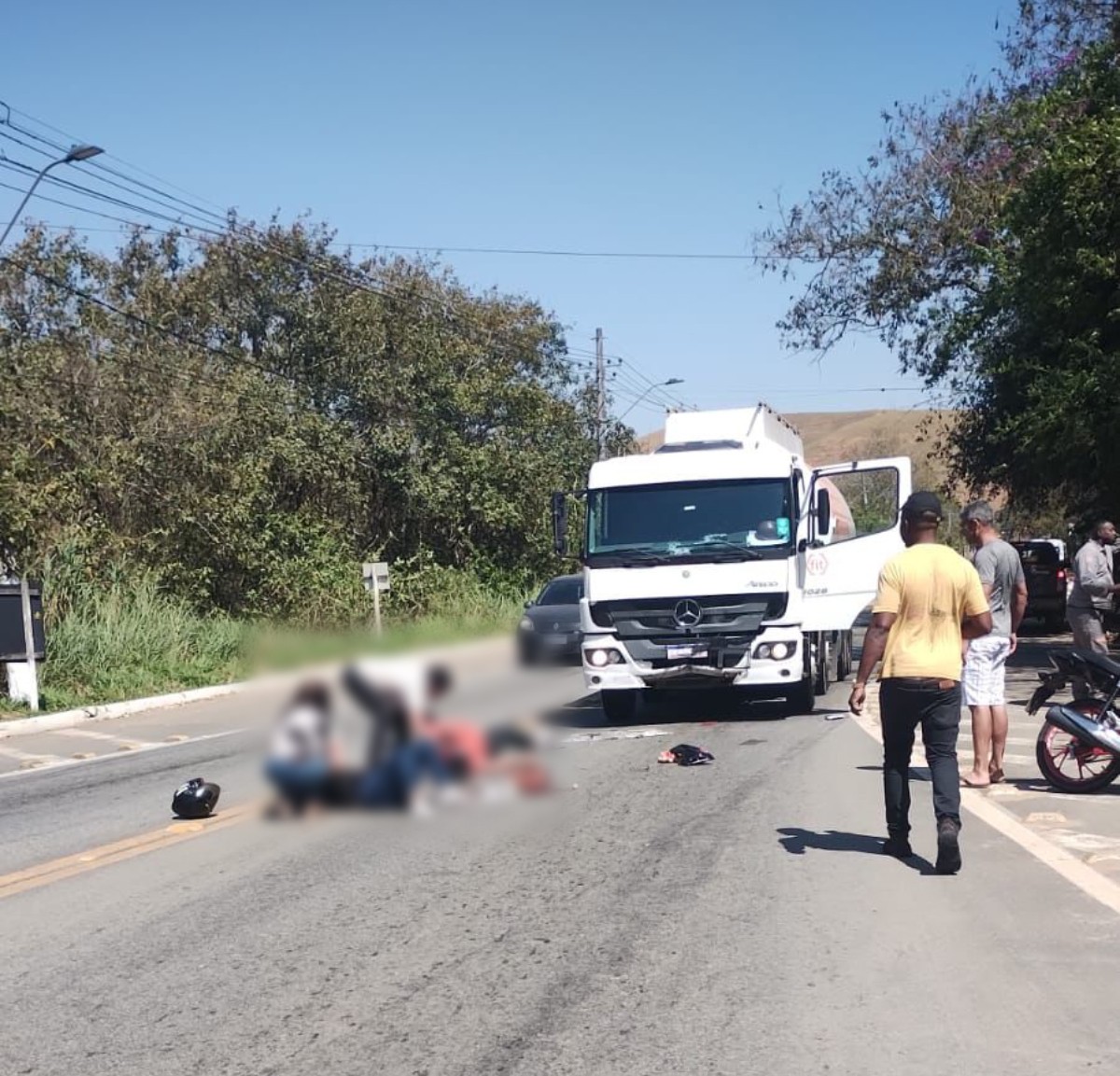Motociclista morre em acidente com caminhão na RJ-145, em Valença