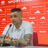 Torcedores do Internacional se reúnem com dirigentes e jogadores em meio à crise de resultados