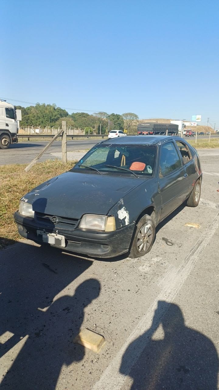 Homem passa mal e capota com carro na Via Dutra, em Resende