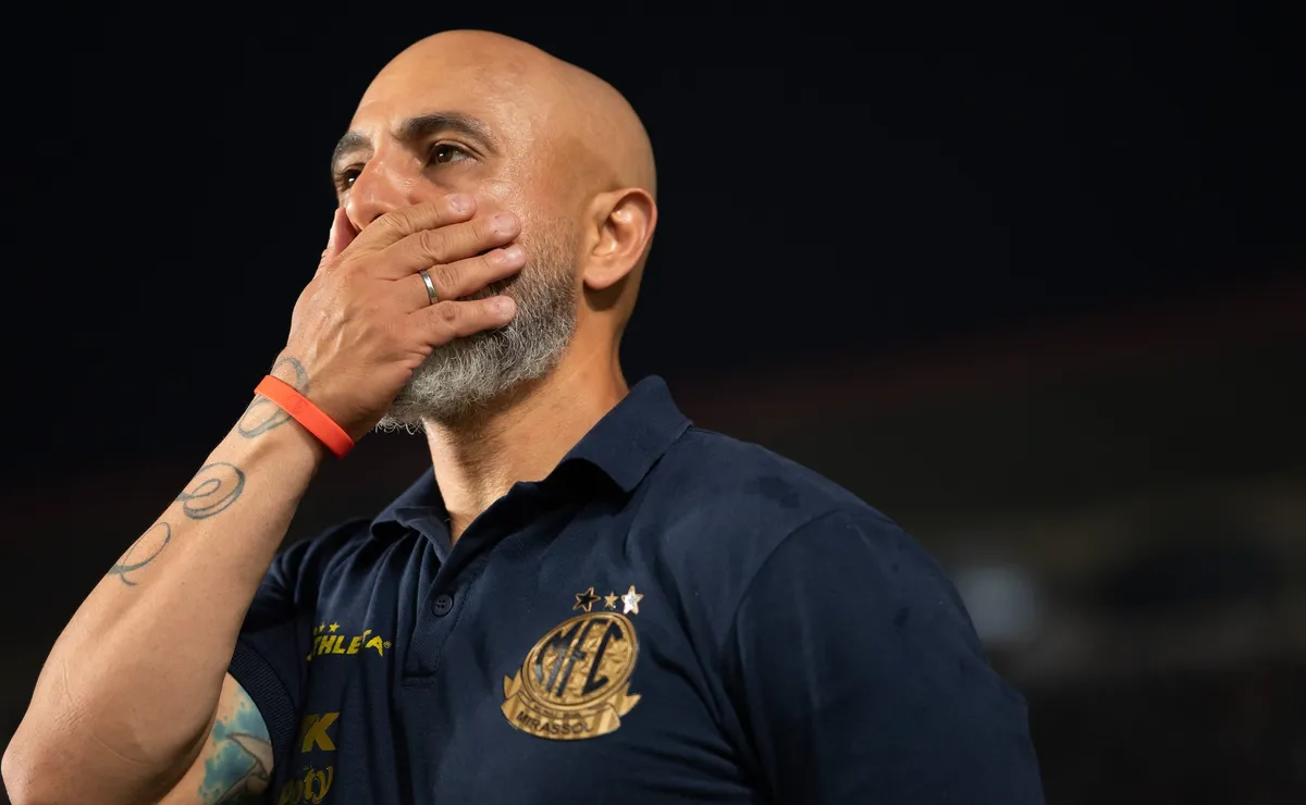 Guanaes é sincero sobre confusão com Vojvoda no empate de Mirassol x Santos: “Não tem justificativa…”