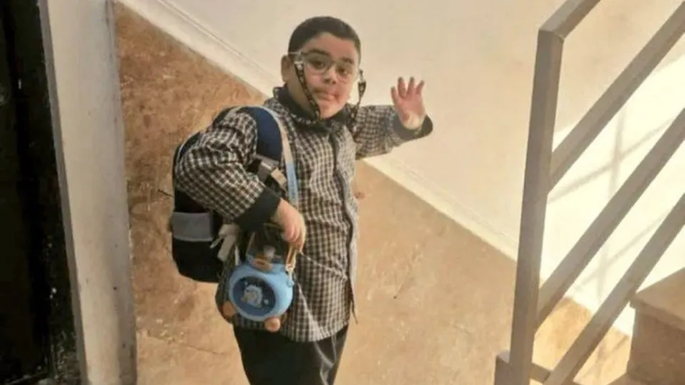 Imagem de menino antes de morrer em ataque no Irã viraliza nas redes